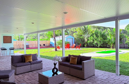 Lake Worth House | Palm Paradise Jacuzzi Hammock Game Yard