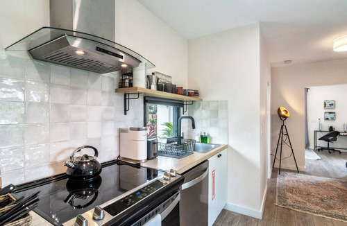 Lake Ridge Cottage | Palm Paradise Retreat – Cozy Cottage for 4 Just 5 Min to Beach, Pet Friendly!