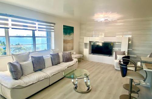 North Bay Village Apartment | Panoramic luxurious waterfront one bedroom apartment with Miami skyline view Free parking 5min drive to Miami Beach