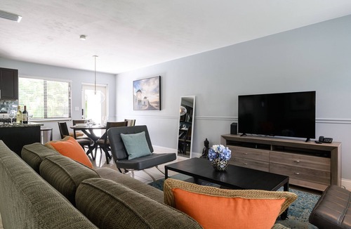Middle River Terrace House | Paradise Home 3 BR with Heated Pool close to Beach
