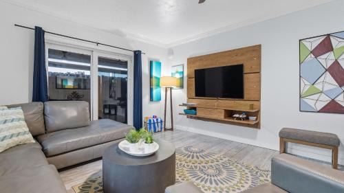 Lake Ridge House | Paradise Stay by AvantStay