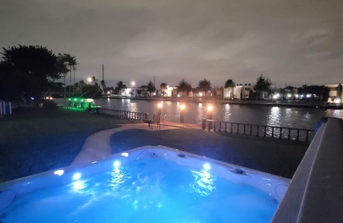 Imperial Point House | Paradise Waterfront-Jacuzzi-heated Pool-Games Family Home-5min to beach, BBQ
