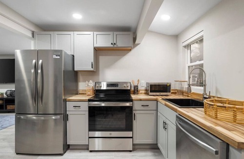 Sylvan Beach House | Park Combo | 6BR Waterfront | with Hot tub Sleeps 19!