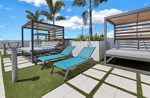 Doral Apartment | Partial Golf View Suite w/Kitchen Spa Pool & Free Parking Near City