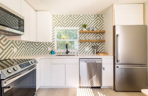 Middle River Terrace Cottage | “Pastel home”Coastal vibes! Near beach/ports!