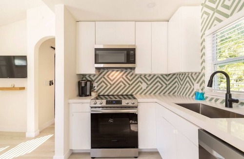 Middle River Terrace Cottage | “Pastel home”Coastal vibes! Near beach/ports!