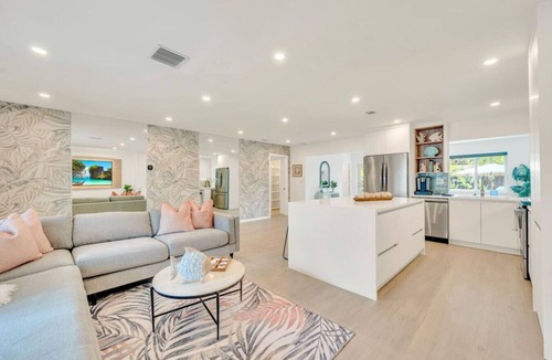 Plantation House | Peace, Pool, Golf & Sunshine 15 Min to Beach