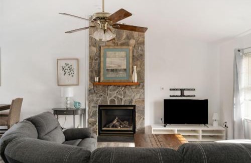 Glen Allen House | Peaceful 3 BR Ranch King Bed Fireplace