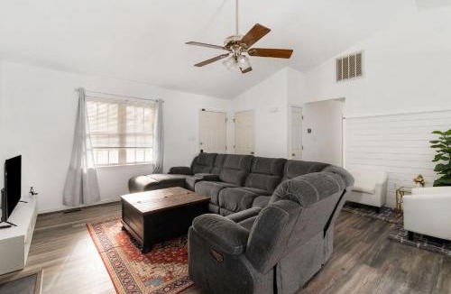 Glen Allen House | Peaceful 3 BR Ranch King Bed Fireplace
