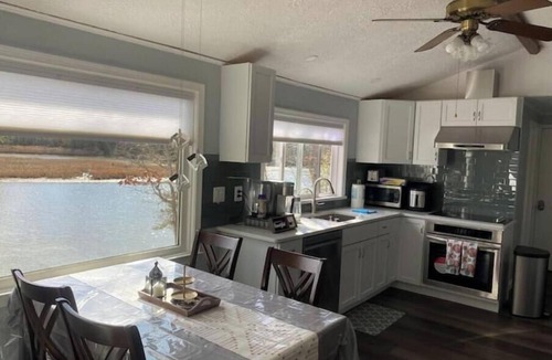 Colonial Beach House | Peaceful and Cozy Waterfront Home [just renovated]
