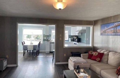 Colonial Beach House | Peaceful and Cozy Waterfront Home [just renovated]