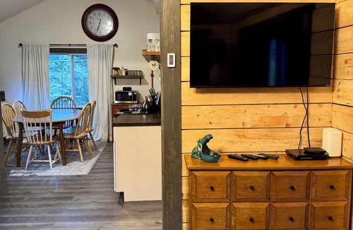 Winchester House | Peaceful and relaxing cottage steps from Forest Lake.