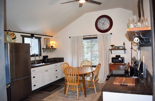 Winchester House | Peaceful and relaxing cottage steps from Forest Lake.