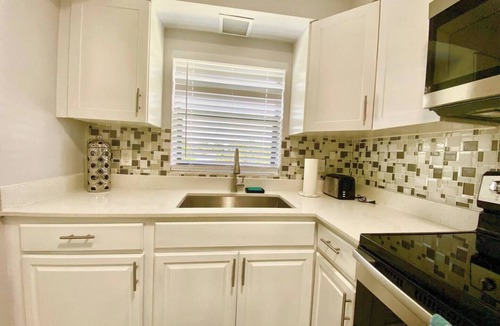 Hollywood Apartment | Peaceful and stylish luxury suite in Fort Lauderdale – minutes from Hard Rock Casino, beaches, and FLL Airport. Private, cozy, and perfect for a relaxing getaway.