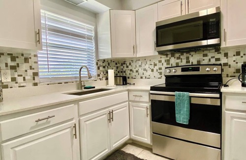 Hollywood Apartment | Peaceful and stylish luxury suite in Fort Lauderdale – minutes from Hard Rock Casino, beaches, and FLL Airport. Private, cozy, and perfect for a relaxing getaway.