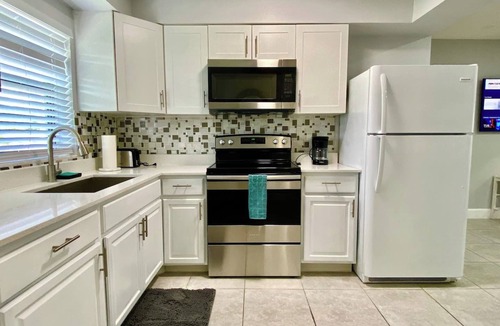 Hollywood Apartment | Peaceful and stylish luxury suite in Fort Lauderdale – minutes from Hard Rock Casino, beaches, and FLL Airport. Private, cozy, and perfect for a relaxing getaway.