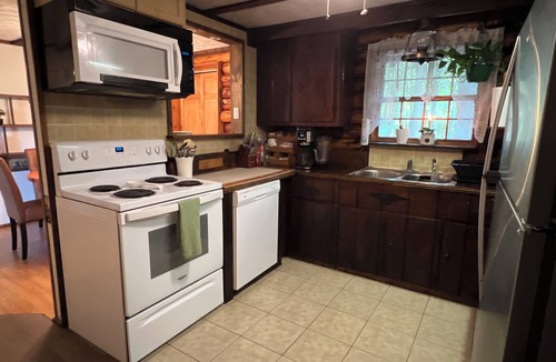 Marion Station Cabin | Peaceful Entire 4 BR 2 BA Cabin with AC, WiFi, Pond View, Recreational room