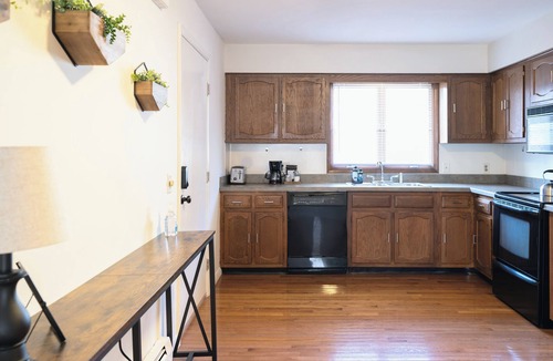 Syracuse Apartment | Peaceful Getaway-Minutes to Downtown, Hospital & Universities