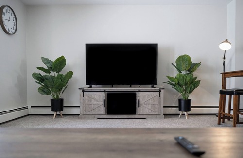 Syracuse Apartment | Peaceful Getaway-Minutes to Downtown, Hospital & Universities