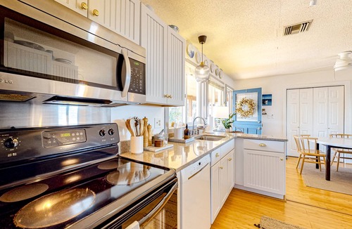 Colington Harbour House | Peaceful home on the Albemarle Sound with private beach, pool access, & grill