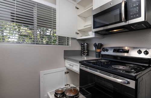 Thousand Oaks Apartment | Peaceful King Suite near FSAC & Proactive Sports w/Gym Access & 1 Gig WiFi