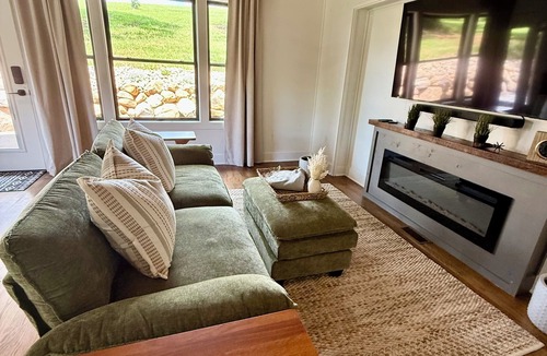 Rockbridge Baths Cabin | Peaceful Mornings & Starlight Nights ! Hot tub ! Or Cool Tub! Fire pit! Pets!