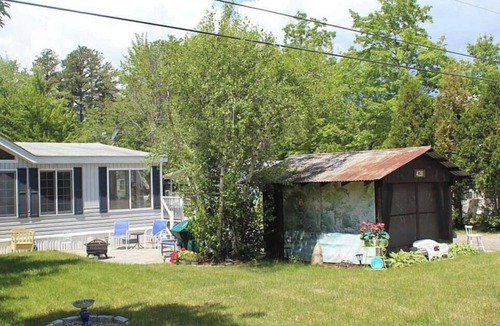 Freedom Ski Chalet | Peaceful Park Model t with AC in charming Freedom