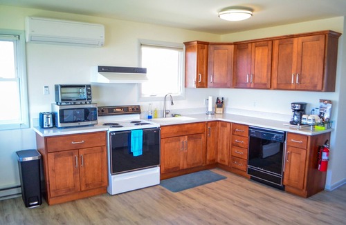 Silver Beach Cottage | Peaceful, Pet-Friendly Escape with Waterfront Sunsets & Private Dock (No Fees!)