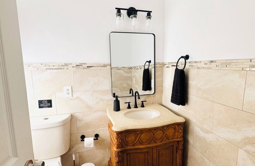 Coral Way House | Peaceful Private Studio with King Bed, Bath & Dining Space in Little Havana 🌴