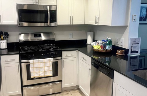 Pentagon City Apartment | Pentagon City 2BR Retreat - Shopping, Dining & Metro Nearby