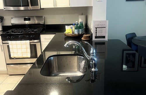 Pentagon City Apartment | Pentagon City 2BR Retreat - Shopping, Dining & Metro Nearby
