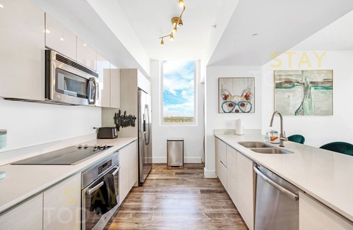 Hallandale Beach Condo | ★PENTHOUSE IN THE SKY. 3BDR/3BA LUXURY CONDO - PRICE REDUCED DUE TO FLOOR!