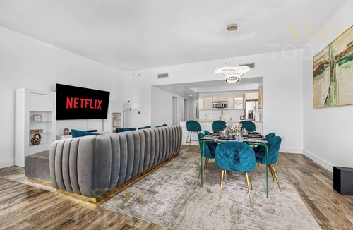 Hallandale Beach Condo | ★PENTHOUSE IN THE SKY. 3BDR/3BA LUXURY CONDO - PRICE REDUCED DUE TO FLOOR!