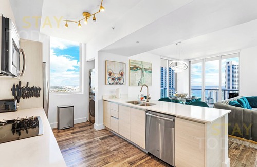 Hallandale Beach Condo | ★PENTHOUSE IN THE SKY. 3BDR/3BA LUXURY CONDO - PRICE REDUCED DUE TO FLOOR!