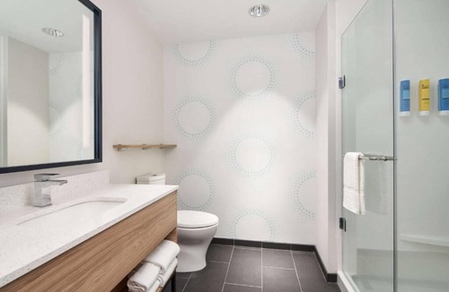 Dania Beach Hotel | Perfect Couple Escape | Steps to Frost Park, Marina, Parking! Free Breakfast!