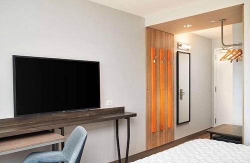 Dania Beach Hotel | Perfect Couple Escape | Steps to Frost Park, Marina, Parking! Free Breakfast!