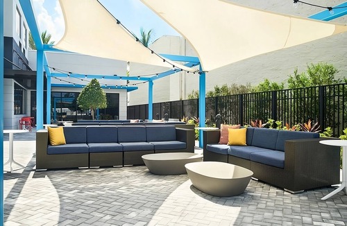 Dania Beach Hotel | Perfect Couple Escape | Steps to Frost Park, Marina, Parking! Free Breakfast!