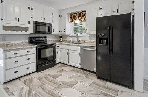 North Chesterfield House | Perfect for Extended Stays! One Level/Fenced Yard/Pets Welcome