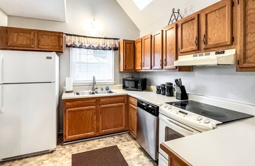 Innsbrook House | Perfect for Extended Stays! Fenced Yard! Pet Friendly!