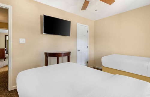 Berkeley Hotel | Perfect for Groups! Unit with Full Kitchen, Free Parking, Onsite Pools!