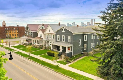 Downtown Niagara Falls House | Perfect for Large Groups - 10BR Sleeps 26 near the Falls