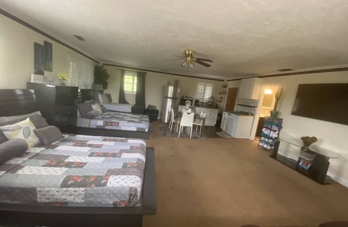 Richmond Heights House | PERFECT FOR SINGLE OR MULTI-FAMILY/GROUP.
