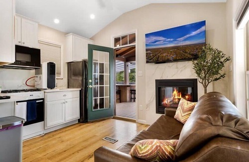 Sandwich House | Perfect Lakeview Family Retreat – Beach + Pool