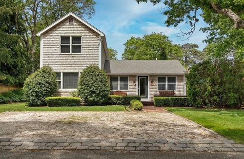 Lagoon Heights House | Perfect Vineyard escape steps away from Lagoon Pond and Oak Bluffs