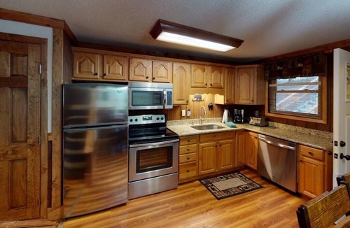 Edray Ski Chalet | PET FRIENDLY 2br/2ba Tree Top -walk to ski/village