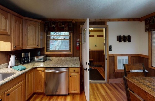 Edray Ski Chalet | PET FRIENDLY 2br/2ba Tree Top -walk to ski/village