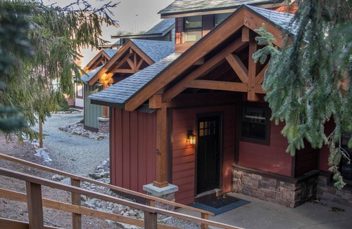 Edray Ski Chalet | PET FRIENDLY 2br/2ba Tree Top -walk to ski/village