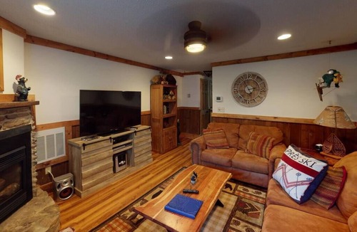 Edray Ski Chalet | PET FRIENDLY 2br/2ba Tree Top -walk to ski/village