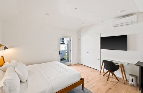 North Downtown Hotel | Pet Friendly Boutique Hotel Room, Walk to Downtown | Rose Jean Room 5
