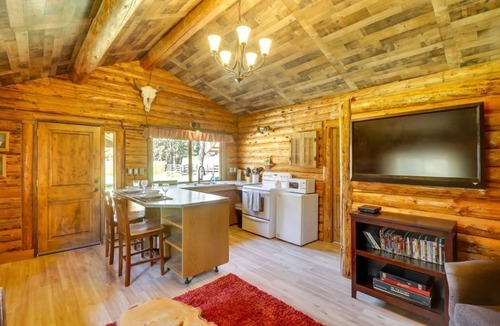 Rexford Cabin | Pet-Friendly Cabin w/Hot Tub near Lake Koocanusa